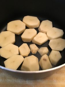qusa laying potatoes on bottom