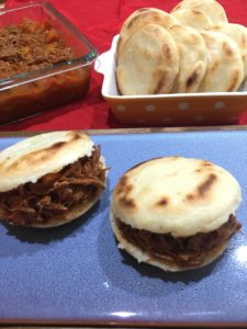 AREPAS CON CARNE MECHADA